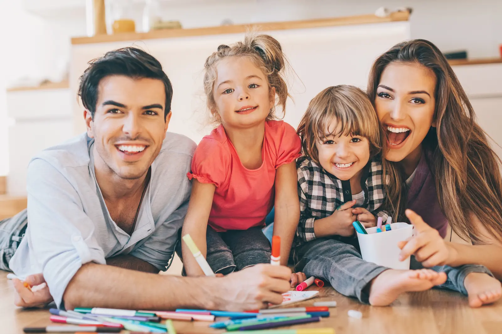 Familia sonriendo en su casa