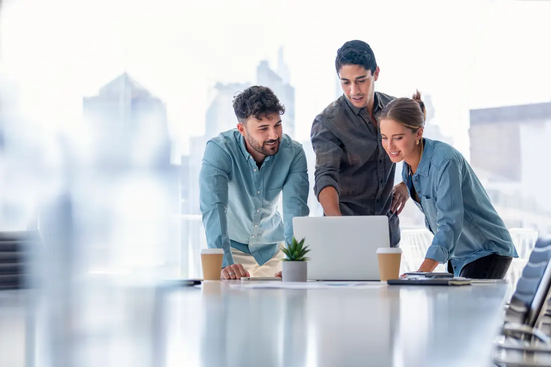 Equipo de una pyme trabajando en oficina